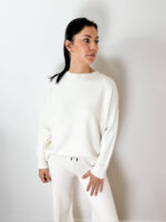 Vivi la stagione fredda nell'abbraccio del comfort assoluto con questo raffinato coordinato in calda maglia bianca. Realizzato in un tessuto morbidissimo ed altamente elasticizzato, questo set due pezzi unisce eleganza, praticità e una vestibilità avvolgente che si adatta delicatamente ad ogni silhouette. La sua eccezionale elasticità e morbidezza lo rendono un capo ideale e super confortevole anche durante il periodo della gravidanza. Il completo è composto da una maglia a girocollo con maniche lunghe dal taglio scivolato e da un pantalone morbido abbinato. Estremamente versatile, è perfetto sia indossato come total look per un outfit loungewear di classe, sia da spezzare e combinare separatamente: abbinando la maglia ai tuoi jeans preferiti o il pantalone a una maxi felpa. Un indumento essenziale per viaggiare, rilassarsi o per i tuoi look tutti i giorni.