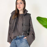 Maglia Oversize Diana. Rinnova il tuo stile quotidiano con questa maglia oversize a righe orizzontali. Un capo trendy e versatile, perfetto per chi cerca un look casual chic unico e confortevole.