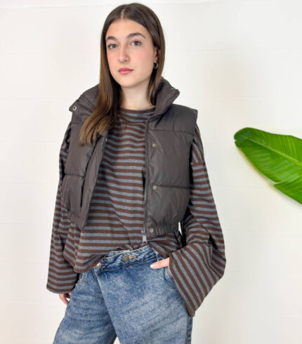 Maglia Oversize Diana. Rinnova il tuo stile quotidiano con questa maglia oversize a righe orizzontali. Un capo trendy e versatile, perfetto per chi cerca un look casual chic unico e confortevole.