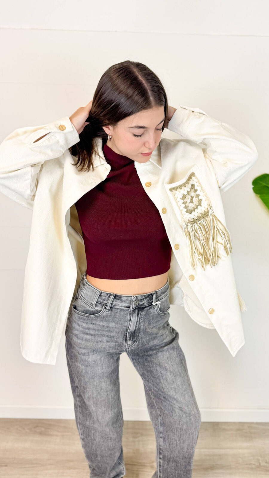 Aggiungi un tocco unico e di carattere al tuo guardaroba invernale con questa giacca oversize in velluto a costine. Realizzata in un luminoso ed elegante colore panna/bianco, unisce il calore del velluto a un design scenografico e di tendenza. Il vero punto di forza è il retro, impreziosito da dettagli intrecciati e lunghe frange sulla schiena in stile boho-chic. Fit & Design: Vestibilità oversize e rilassata, ideale per creare outfit a strati sopra maglioni pesanti durante la stagione fredda. Dettagli Glamour: Dettaglio posteriore effetto macramè/uncinetto con frange pendenti che donano movimento a ogni passo. Materiale: morbido e avvolgente velluto a costine, perfetto per proteggerti dal freddo invernale con stile. Come Abbinarla: Splendida sopra un denim grigio o nero, stivaletti o anfibi per un perfetto look street-style western e ricercato