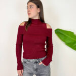 : Maglia Annabelle aderente con collo alto e maniche lunghe, impreziosita da eleganti inserti trasparenti sulle spalle. Il modello corto valorizza la silhouette ed è perfetto da abbinare a jeans o pantaloni a vita alta per un look moderno e femminile.
