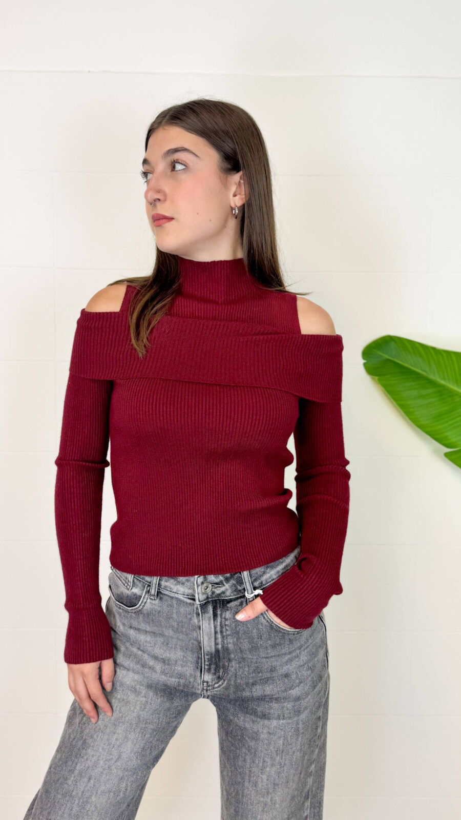 : Maglia Annabelle aderente con collo alto e maniche lunghe, impreziosita da eleganti inserti trasparenti sulle spalle. Il modello corto valorizza la silhouette ed è perfetto da abbinare a jeans o pantaloni a vita alta per un look moderno e femminile.