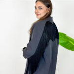 Elegante, grintoso e decisamente originale! Questo blazer da donna con frange è il capo perfetto per chi ama distinguersi con stile. Caratterizzato da un taglio leggermente oversize, presenta spalline imbottite che valorizzano la silhouette e donano struttura alla figura. Le lunghe frange decorative, presenti sia sul davanti che sul retro, creano movimento e rendono questa giacca un vero pezzo protagonista del look. Il tessuto di alta qualità, nel raffinato colore grigio nero, offre una vestibilità confortevole e un aspetto ricercato. Perfetto da abbinare a jeans e pantaloni eleganti oppure a una gonna per un outfit più sofisticato. Caratteristiche: * Blazer con frange decorative davanti e sul retro * Colore grigio nero * Vestibilità leggermente oversize * Spalline imbottite per una linea strutturata * Chiusura frontale con gancetto * Internamente foderato * Tessuto di alta qualità * Taglia unica Vestibilità e taglie: Taglia unica con vestibilità leggermente over, ideale per creare look moderni e ricercati. Veste fino a 46 (XL). La modella è alta 180 cm. Composizione: 89% poliestere, 11% elastan.
