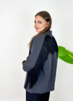 Elegante, grintoso e decisamente originale! Questo blazer da donna con frange è il capo perfetto per chi ama distinguersi con stile. Caratterizzato da un taglio leggermente oversize, presenta spalline imbottite che valorizzano la silhouette e donano struttura alla figura. Le lunghe frange decorative, presenti sia sul davanti che sul retro, creano movimento e rendono questa giacca un vero pezzo protagonista del look. Il tessuto di alta qualità, nel raffinato colore grigio nero, offre una vestibilità confortevole e un aspetto ricercato. Perfetto da abbinare a jeans e pantaloni eleganti oppure a una gonna per un outfit più sofisticato. Caratteristiche: * Blazer con frange decorative davanti e sul retro * Colore grigio nero * Vestibilità leggermente oversize * Spalline imbottite per una linea strutturata * Chiusura frontale con gancetto * Internamente foderato * Tessuto di alta qualità * Taglia unica Vestibilità e taglie: Taglia unica con vestibilità leggermente over, ideale per creare look moderni e ricercati. Veste fino a 46 (XL). La modella è alta 180 cm. Composizione: 89% poliestere, 11% elastan.
