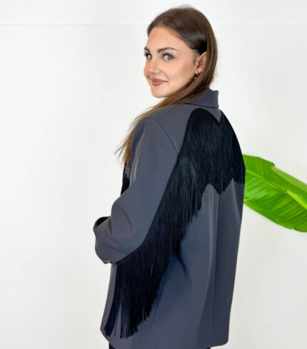 Elegante, grintoso e decisamente originale! Questo blazer da donna con frange è il capo perfetto per chi ama distinguersi con stile. Caratterizzato da un taglio leggermente oversize, presenta spalline imbottite che valorizzano la silhouette e donano struttura alla figura. Le lunghe frange decorative, presenti sia sul davanti che sul retro, creano movimento e rendono questa giacca un vero pezzo protagonista del look. Il tessuto di alta qualità, nel raffinato colore grigio nero, offre una vestibilità confortevole e un aspetto ricercato. Perfetto da abbinare a jeans e pantaloni eleganti oppure a una gonna per un outfit più sofisticato. Caratteristiche: * Blazer con frange decorative davanti e sul retro * Colore grigio nero * Vestibilità leggermente oversize * Spalline imbottite per una linea strutturata * Chiusura frontale con gancetto * Internamente foderato * Tessuto di alta qualità * Taglia unica Vestibilità e taglie: Taglia unica con vestibilità leggermente over, ideale per creare look moderni e ricercati. Veste fino a 46 (XL). La modella è alta 180 cm. Composizione: 89% poliestere, 11% elastan.