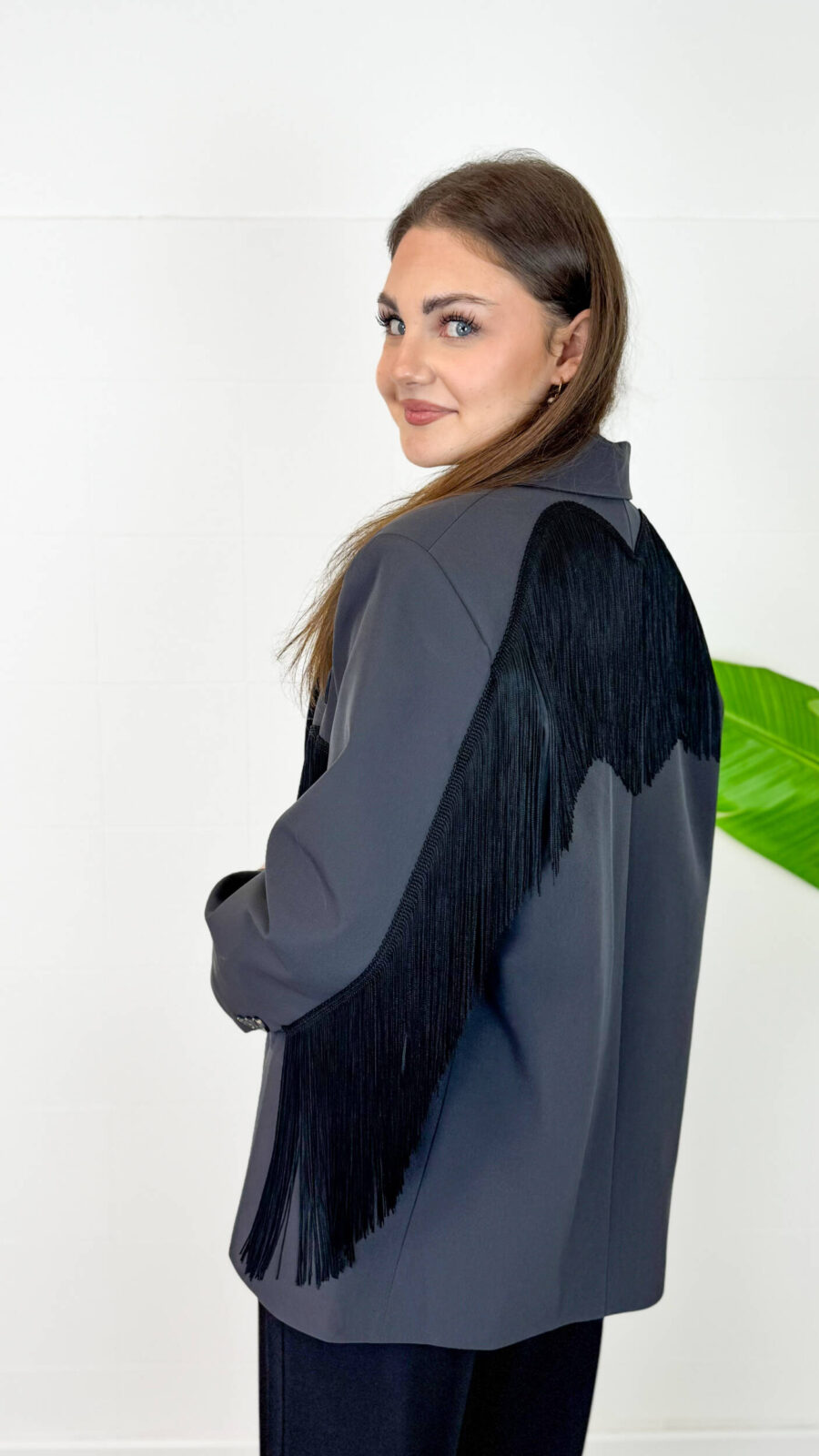 Elegante, grintoso e decisamente originale! Questo blazer da donna con frange è il capo perfetto per chi ama distinguersi con stile. Caratterizzato da un taglio leggermente oversize, presenta spalline imbottite che valorizzano la silhouette e donano struttura alla figura. Le lunghe frange decorative, presenti sia sul davanti che sul retro, creano movimento e rendono questa giacca un vero pezzo protagonista del look. Il tessuto di alta qualità, nel raffinato colore grigio nero, offre una vestibilità confortevole e un aspetto ricercato. Perfetto da abbinare a jeans e pantaloni eleganti oppure a una gonna per un outfit più sofisticato. Caratteristiche: * Blazer con frange decorative davanti e sul retro * Colore grigio nero * Vestibilità leggermente oversize * Spalline imbottite per una linea strutturata * Chiusura frontale con gancetto * Internamente foderato * Tessuto di alta qualità * Taglia unica Vestibilità e taglie: Taglia unica con vestibilità leggermente over, ideale per creare look moderni e ricercati. Veste fino a 46 (XL). La modella è alta 180 cm. Composizione: 89% poliestere, 11% elastan.