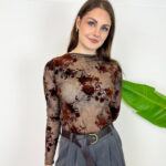 Maglia elegante in tulle trasparente con raffinato motivo floreale nei toni del marrone e del nero. Il design femminile con collo alto e maniche lunghe la rende perfetta per creare outfit sofisticati e di tendenza. Ideale da abbinare a jeans o gonne per un look chic sia di giorno che di sera.