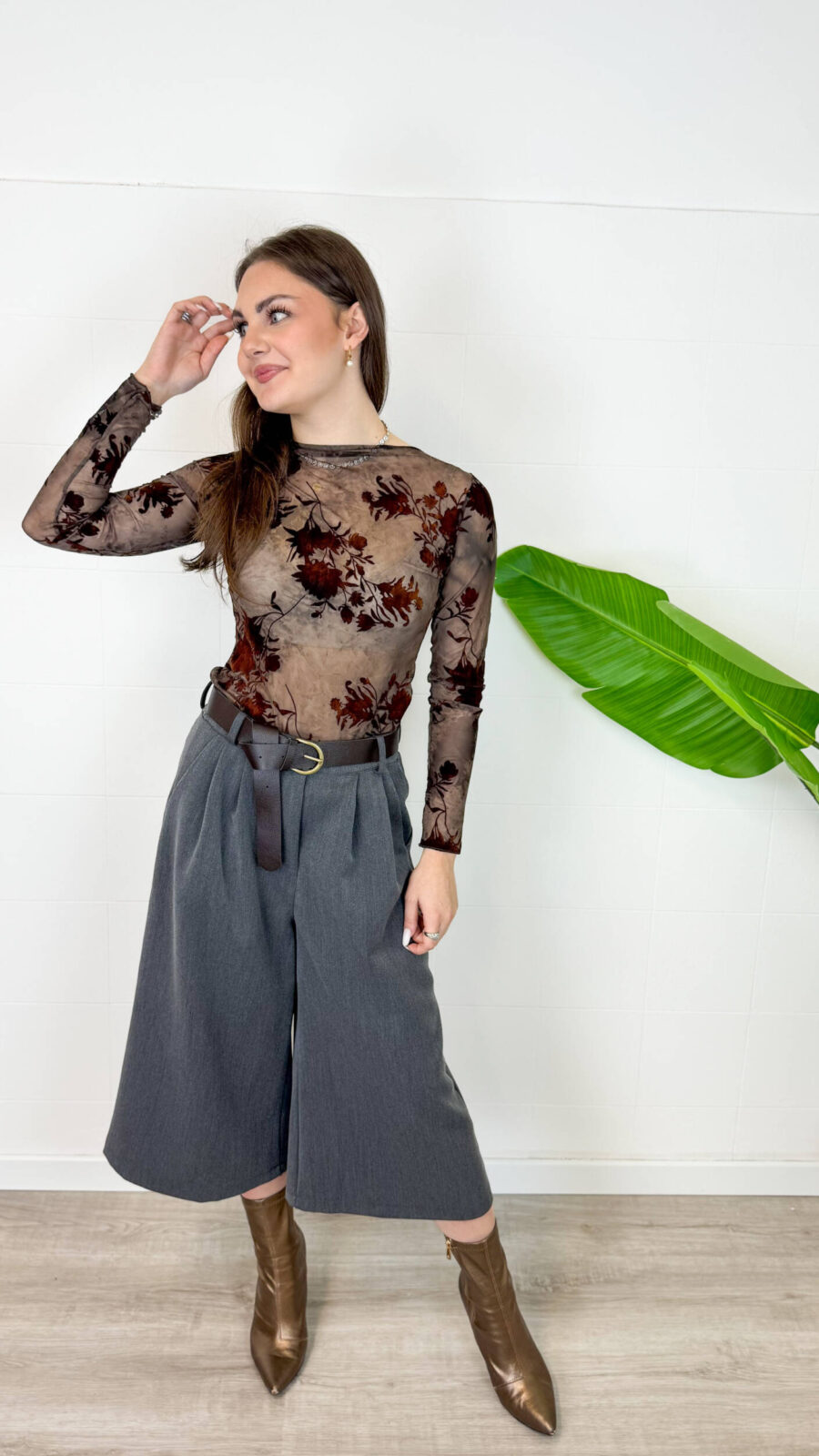 Aggiungi eleganza e modernità al tuo guardaroba con questi sofisticati pantaloni culotte colore grigio antracite/scuro. Caratterizzati da un taglio cropped a gamba molto ampia, offrono la combinazione perfetta tra la raffinatezza di una gonna e la praticità di un pantalone palazzo. Design e Dettagli: Struttura a vita alta impreziosita da eleganti pinces frontali che creano un bellissimo movimento e da una cintura coordinata in stoffa che segna e valorizza il punto vita. Vestibilità e Comfort: Gamba larga e fluida che cade morbida a metà polpaccio, garantendo massima libertà di movimento e una silhouette slanciata. Come Abbinarli: Perfetti da indossare con stivaletti o tronchetti in pelle, un body aderente o un maglioncino inserito all'interno per un look da ufficio impeccabile o un outfit serale chic ed eclettico.