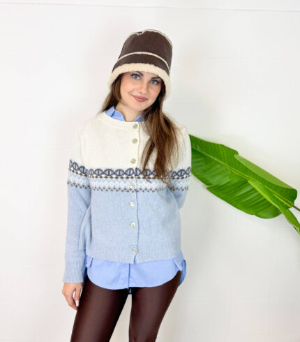Lasciati conquistare dal calore e dalla morbidezza del nostro cardigan girocollo in pregiato misto cachemire. Il design è impreziosito da una raffinata lavorazione jacquard geometrica che divide con eleganza il busto, creando un contrasto cromatico armonioso ed elegante. Dotato di una chiusura frontale con bottoni coordinati, questo maglione aperto è estremamente versatile: indossalo sopra una camicia per un look da ufficio sofisticato, oppure chiuso direttamente sulla pelle per un comfort assoluto. I bordi a coste sottili sui polsini e sull'orlo assicurano una vestibilità sempre perfetta.