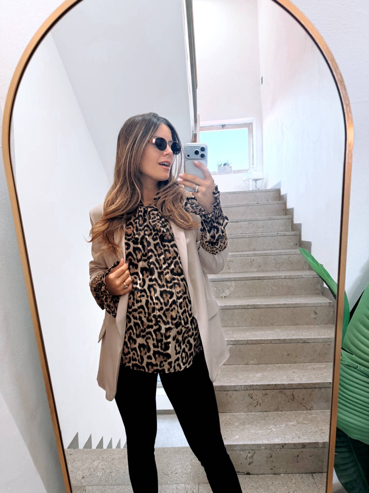 Aggiungi un tocco grintoso ed elegante al tuo stile con questa splendida blusa maculata con fiocco al collo. Realizzata in un tessuto leggero impreziosito da sottili dettagli in lurex che catturano delicatamente la luce, questo capo unisce l'audacia della fantasia leopardata a dettagli raffinati e femminili. Il colletto è valorizzato da un elegante fiocco (lavallière) da annodare sul davanti, mentre i polsini con elastico arricciato regalano un piacevole effetto a sbuffo sulle maniche