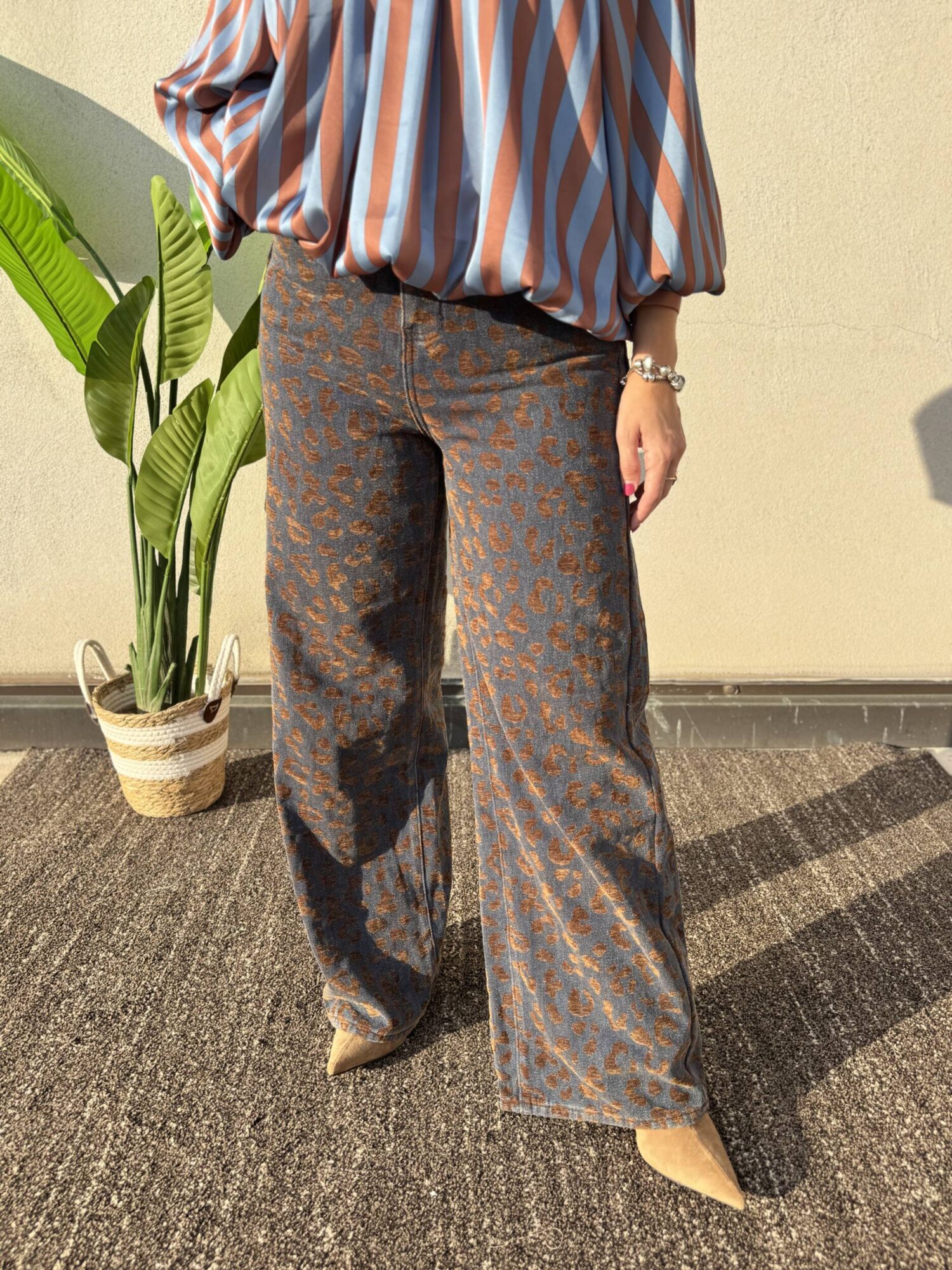 Rinnova la tua collezione di denim con questo modello palazzo dal carattere deciso. Realizzati in tessuto denim di qualità con un originale lavaggio nei toni del marrone e dell'antracite dall'effetto leggermente sbiadito/acid wash, questi jeans regalano un tocco di grinta vintage a qualsiasi outfit. La linea dritta ed extra ampia a gamba larga scivola in modo fluido sui fianchi e lungo le gambe, offrendo la massima libertà di movimento e creando un'eccellente verticalità. Dotati di chiusura classica con zip e bottone e tasche tradizionali. Come abbinarli: Perfetti indossati con una blusa morbida o un top infilato all'interno per segnare la figura (come in foto), abbinati a stivaletti a punta, sneakers con zeppa o tacco per slanciare ulteriormente la silhouette.