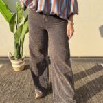 Rinnova la tua collezione di denim con questo modello palazzo dal carattere deciso. Realizzati in tessuto denim di qualità con un originale lavaggio nei toni del marrone e dell'antracite dall'effetto leggermente sbiadito/acid wash, questi jeans regalano un tocco di grinta vintage a qualsiasi outfit. La linea dritta ed extra ampia a gamba larga scivola in modo fluido sui fianchi e lungo le gambe, offrendo la massima libertà di movimento e creando un'eccellente verticalità. Dotati di chiusura classica con zip e bottone e tasche tradizionali. Come abbinarli: Perfetti indossati con una blusa morbida o un top infilato all'interno per segnare la figura (come in foto), abbinati a stivaletti a punta, sneakers con zeppa o tacco per slanciare ulteriormente la silhouette.