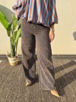 Rinnova la tua collezione di denim con questo modello palazzo dal carattere deciso. Realizzati in tessuto denim di qualità con un originale lavaggio nei toni del marrone e dell'antracite dall'effetto leggermente sbiadito/acid wash, questi jeans regalano un tocco di grinta vintage a qualsiasi outfit. La linea dritta ed extra ampia a gamba larga scivola in modo fluido sui fianchi e lungo le gambe, offrendo la massima libertà di movimento e creando un'eccellente verticalità. Dotati di chiusura classica con zip e bottone e tasche tradizionali. Come abbinarli: Perfetti indossati con una blusa morbida o un top infilato all'interno per segnare la figura (come in foto), abbinati a stivaletti a punta, sneakers con zeppa o tacco per slanciare ulteriormente la silhouette.