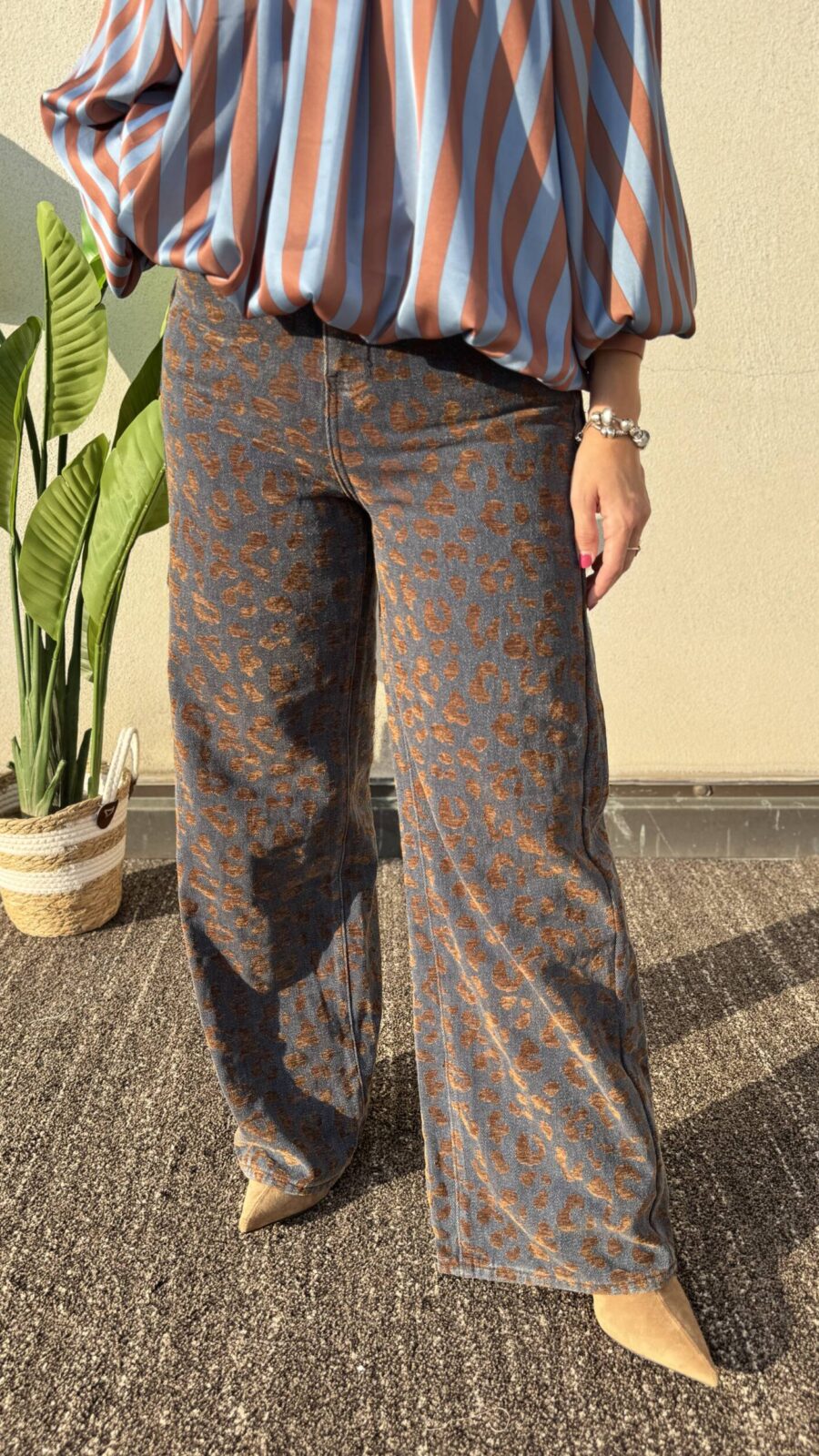 Rinnova la tua collezione di denim con questo modello palazzo dal carattere deciso. Realizzati in tessuto denim di qualità con un originale lavaggio nei toni del marrone e dell'antracite dall'effetto leggermente sbiadito/acid wash, questi jeans regalano un tocco di grinta vintage a qualsiasi outfit. La linea dritta ed extra ampia a gamba larga scivola in modo fluido sui fianchi e lungo le gambe, offrendo la massima libertà di movimento e creando un'eccellente verticalità. Dotati di chiusura classica con zip e bottone e tasche tradizionali. Come abbinarli: Perfetti indossati con una blusa morbida o un top infilato all'interno per segnare la figura (come in foto), abbinati a stivaletti a punta, sneakers con zeppa o tacco per slanciare ulteriormente la silhouette.