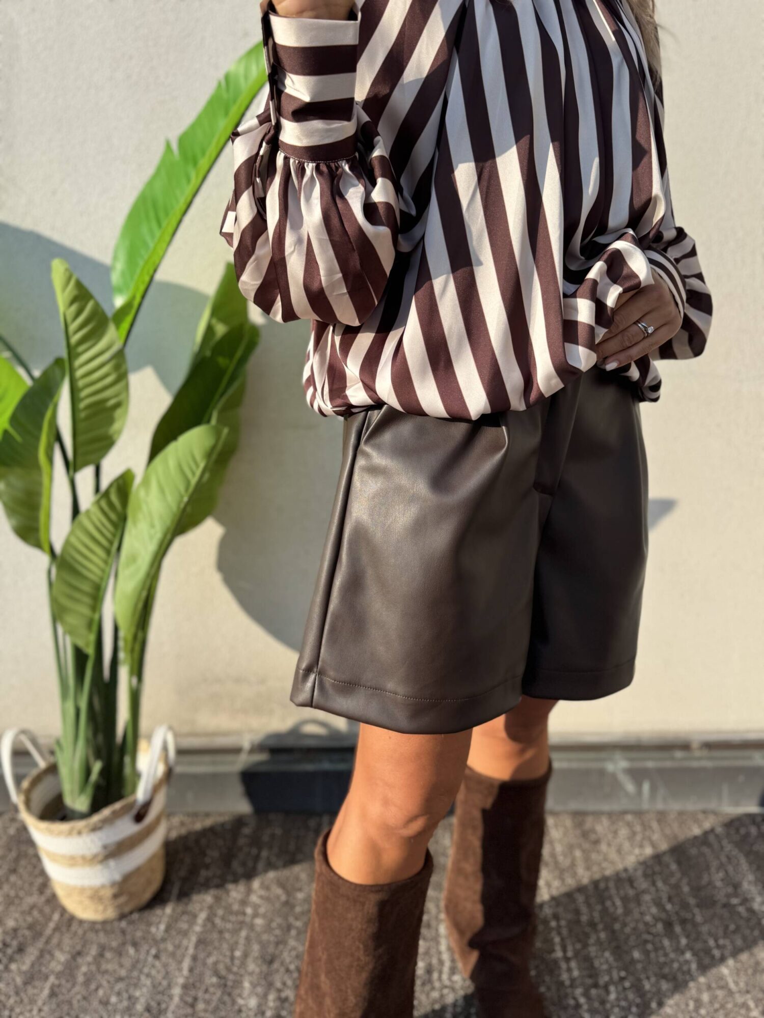 Grintosi, sofisticati e di grande tendenza: questi shorts bermuda in ecopelle marrone sono il capo chiave per creare outfit autunnali e invernali dall'impatto sicuro.