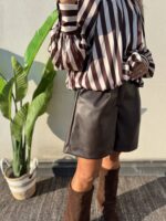 Grintosi, sofisticati e di grande tendenza: questi shorts bermuda in ecopelle marrone sono il capo chiave per creare outfit autunnali e invernali dall'impatto sicuro.